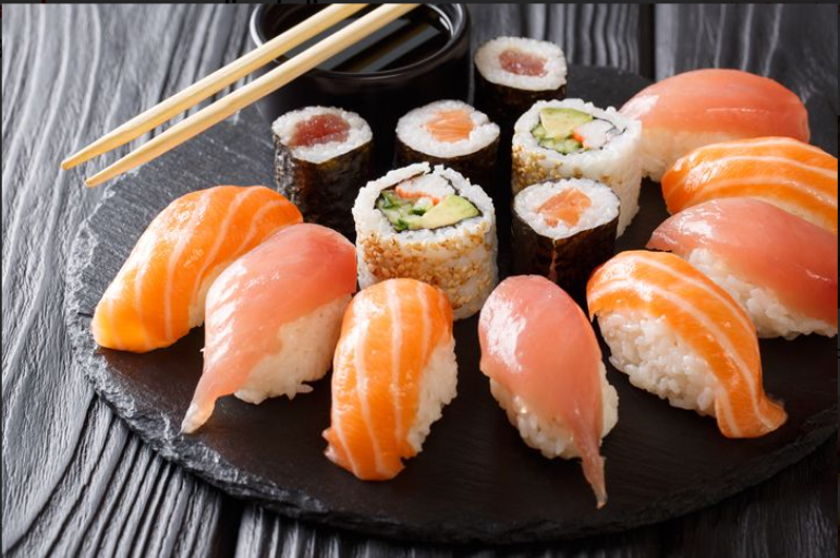 Sushi dan sashimi, makanan khas Jepang yang populer di 2025